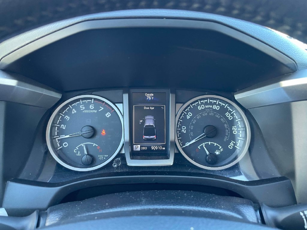 Used 2018 Toyota Tacoma SR5 RWD image 23