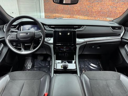 Used 2023 Jeep Grand Cherokee Altitude image 12