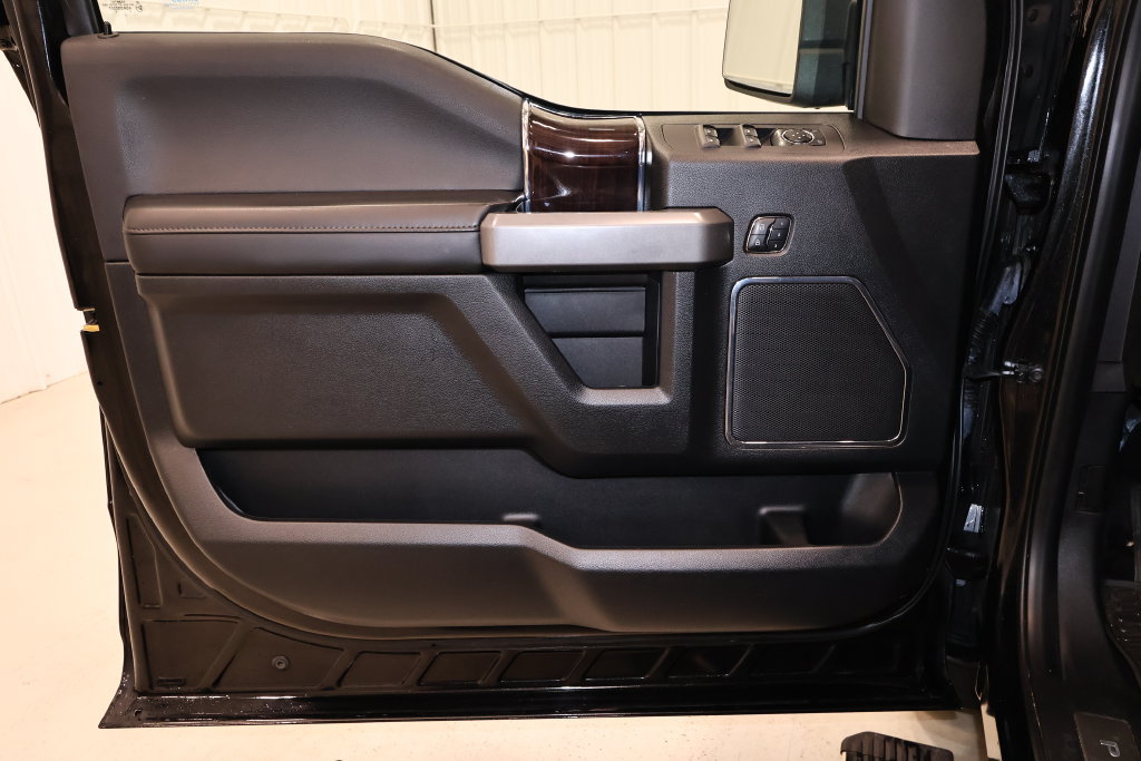 Used 2015 Ford F150 Platinum w/ Equipment Group 701A Luxury AWD/4WD image 9
