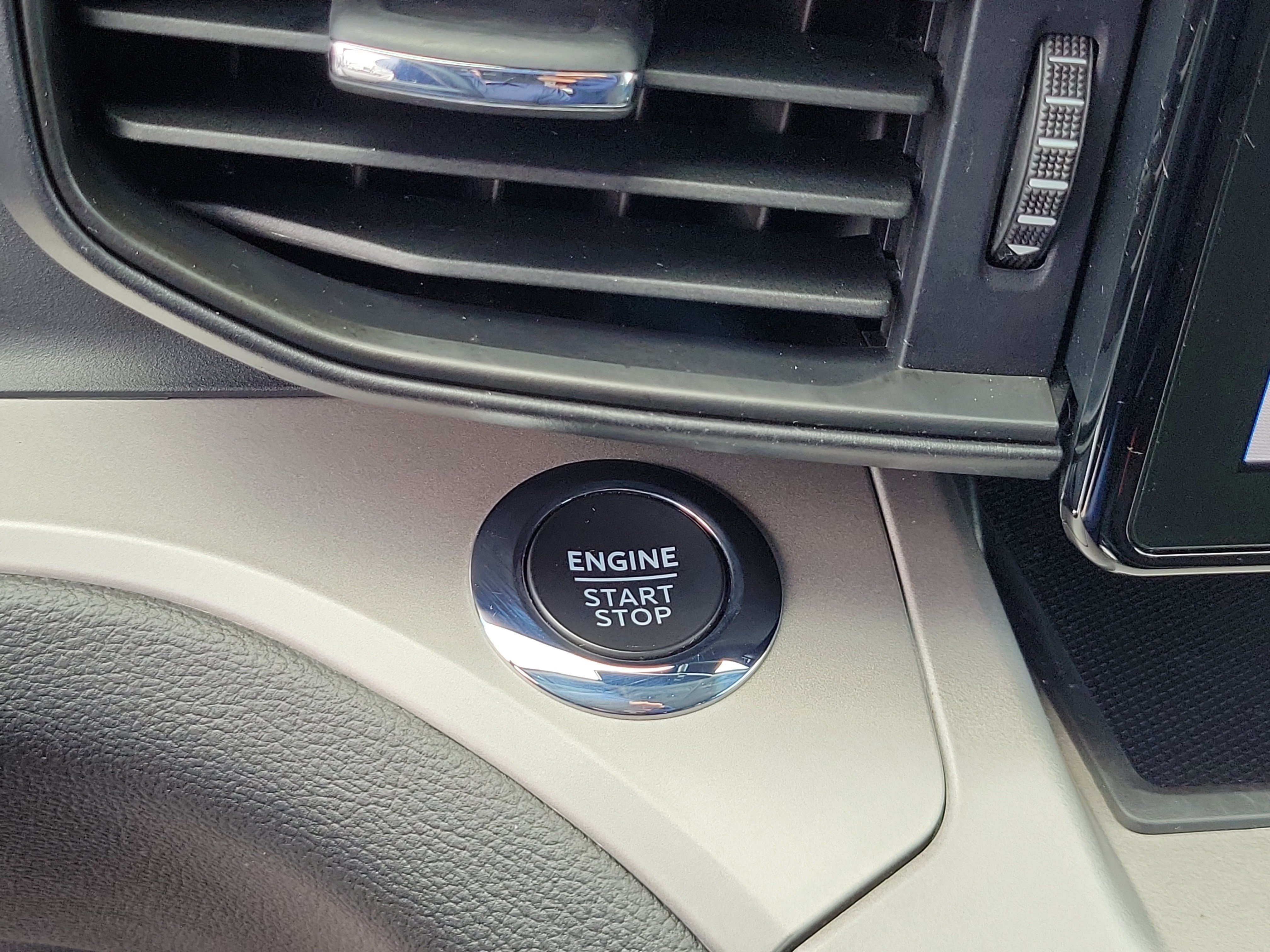 Used 2023 Ford Explorer XLT RWD image 24