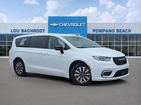 Used 2024 Chrysler Pacifica Limited FWD image 1