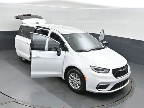 New 2026 Chrysler Pacifica Select image 51