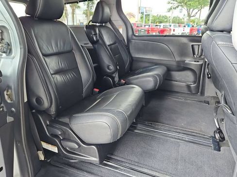 Used 2017 Toyota Sienna SE Premium FWD image 28