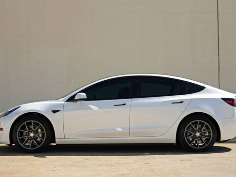 Used 2022 Tesla Model 3 image 9