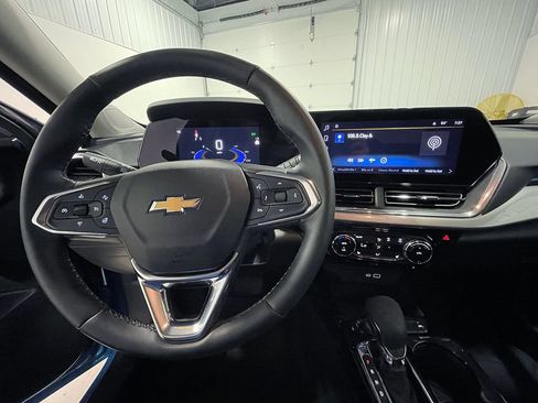 Used 2025 Chevrolet Trax LT w/ LT Convenience Package FWD image 36