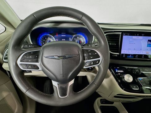 Used 2024 Chrysler Pacifica Touring-L FWD image 10