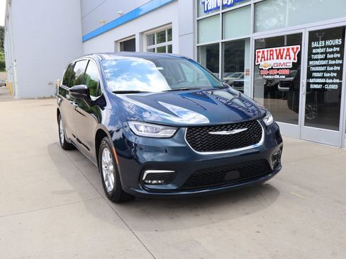 Used 2024 Chrysler Pacifica Touring-L FWD image 2
