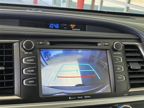 Used 2018 Toyota Highlander LE image 16