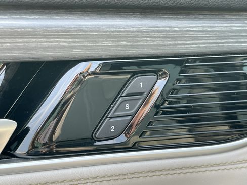 Used 2023 Jeep Wagoneer L Series III w/ Premium Group I AWD/4WD image 18