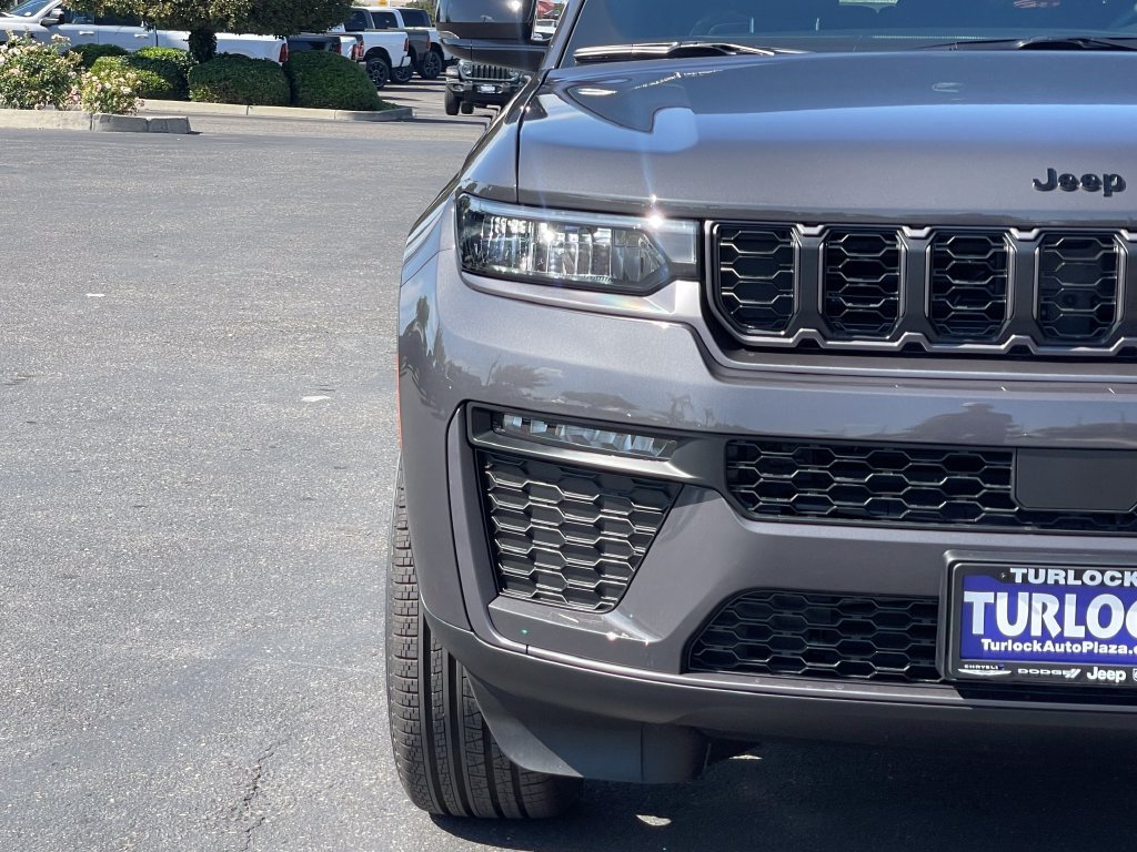 New 2026 Jeep Grand Cherokee Limited w/ Limited Altitude Package AWD/4WD image 4