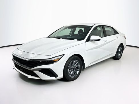 Used 2024 Hyundai Elantra SEL FWD image 3