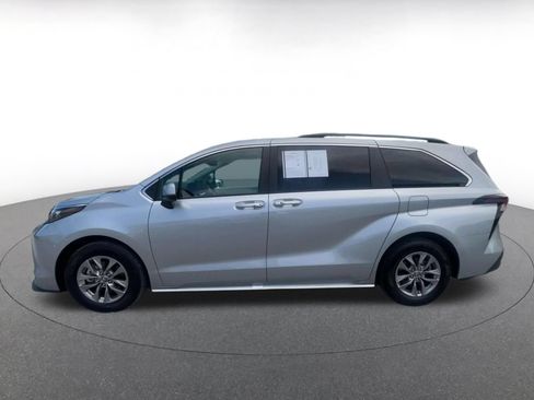 Used 2025 Toyota Sienna XLE FWD image 7