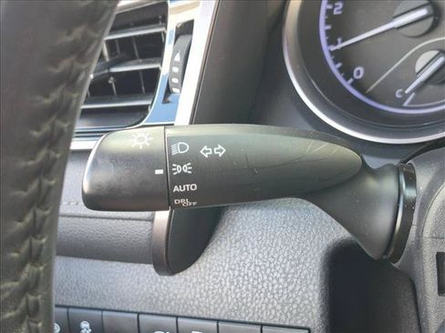 Used 2019 Toyota Camry SE w/ Convenience Package FWD image 6