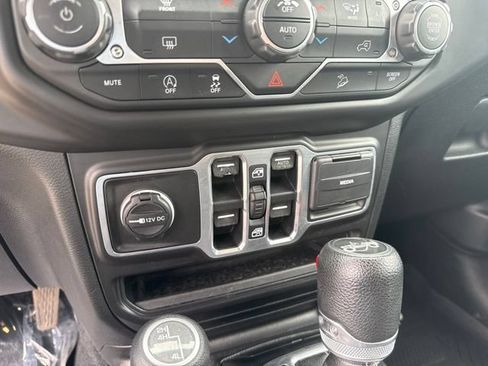Used 2018 Jeep Wrangler Unlimited Sahara AWD/4WD image 22