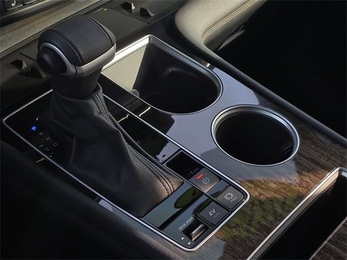 Used 2025 Toyota Sienna Limited image 23