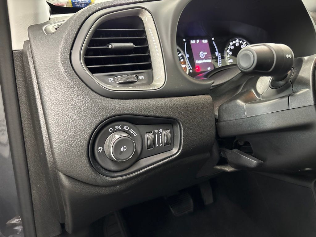 Used 2023 Jeep Renegade Latitude w/ Sun/Sound Group AWD/4WD image 20