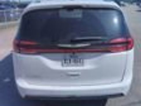 Used 2026 Chrysler Pacifica Select FWD image 3