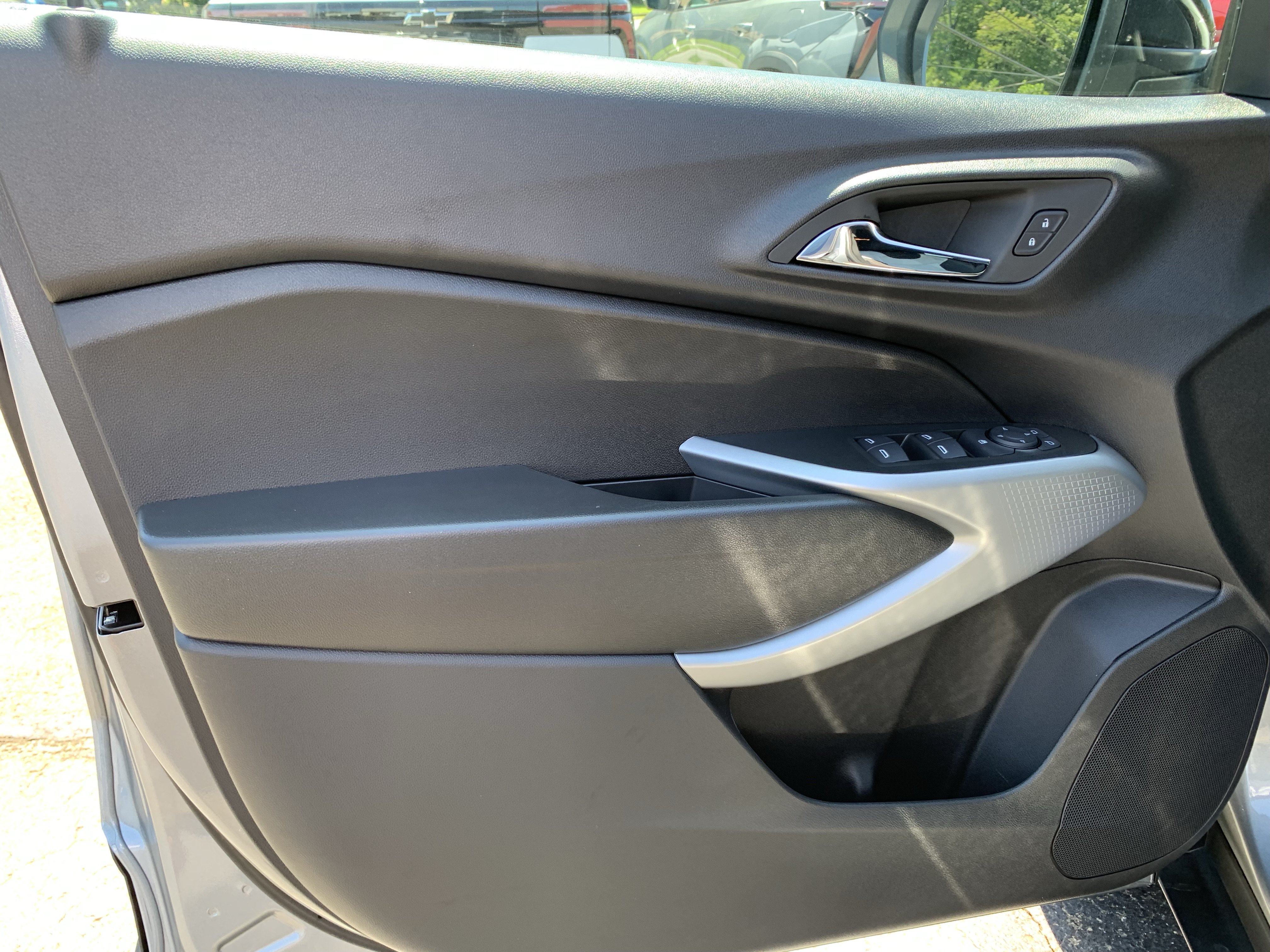 New 2026 Chevrolet Trax RS w/ Sunroof Package FWD image 6