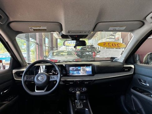 Used 2025 Nissan Kicks SV w/ Illumination Package FWD image 30
