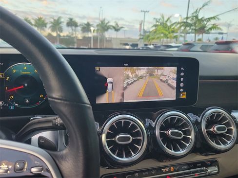 Used 2021 Mercedes-Benz GLB 250 image 24