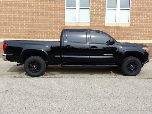 Used 2022 Toyota Tacoma SR5 AWD/4WD image 11