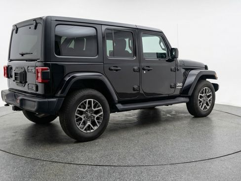 Used 2025 Jeep Wrangler Sahara image 9