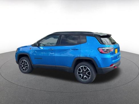 Used 2025 Jeep Compass Trailhawk AWD/4WD image 10
