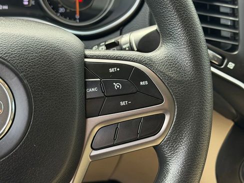 Used 2019 Jeep Cherokee Latitude w/ Popular Appearance Group FWD image 17