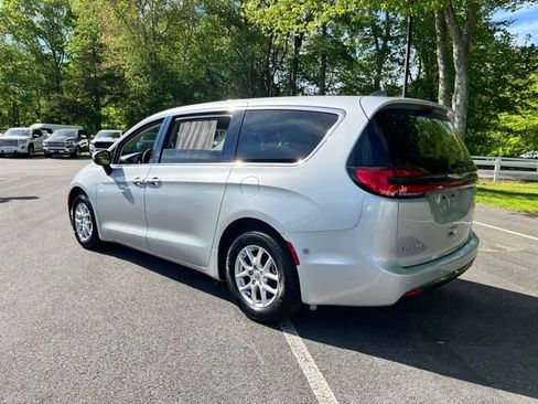 Used 2023 Chrysler Pacifica Touring-L FWD image 10