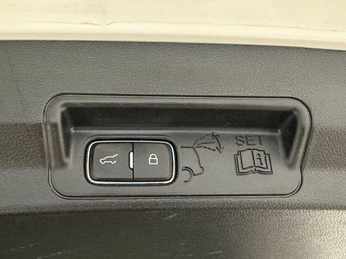 Used 2022 Ford Explorer XLT w/ Equipment Group 202A AWD/4WD image 13