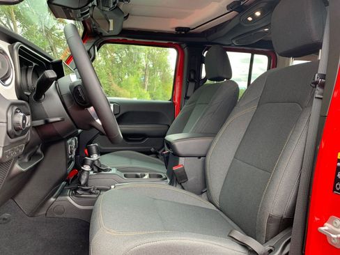 Used 2025 Jeep Wrangler Sahara image 25