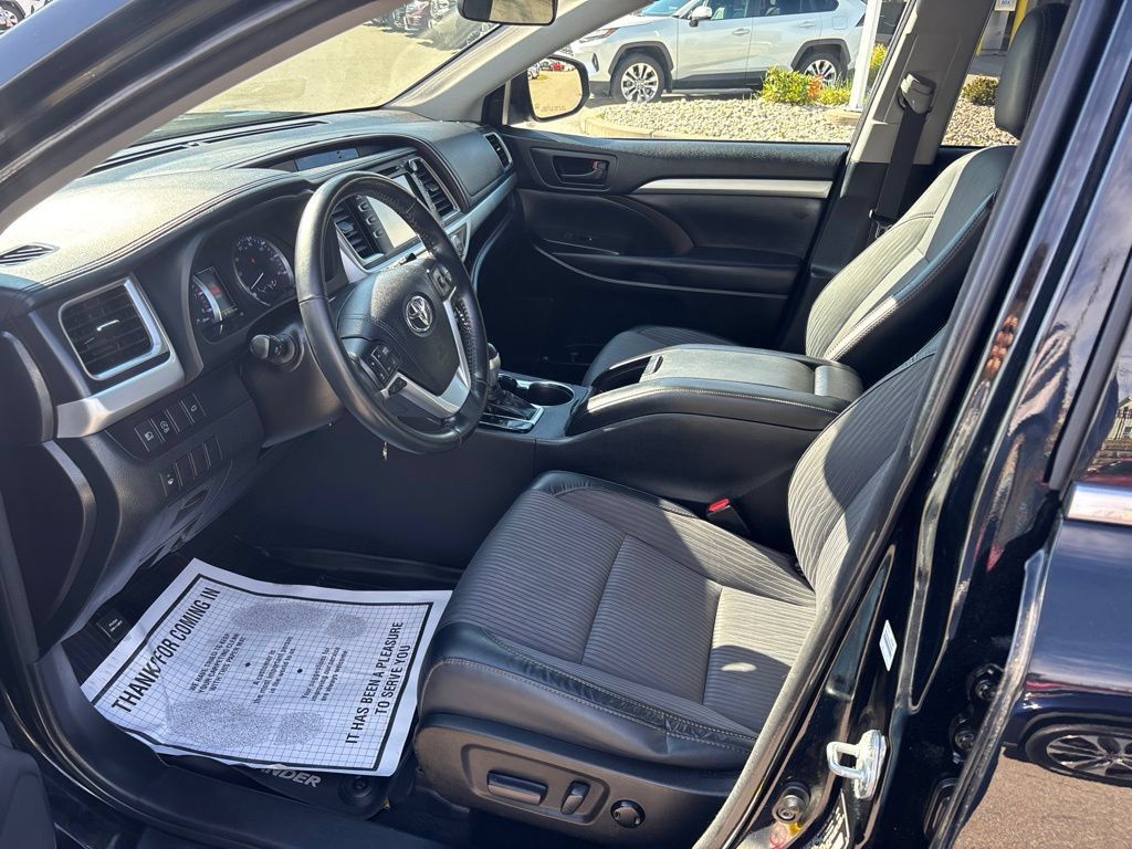 Used 2018 Toyota Highlander Plus AWD/4WD image 8
