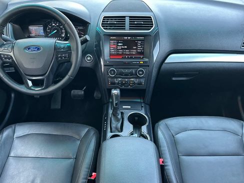 Used 2016 Ford Explorer XLT w/ Equipment Group 202A FWD image 3