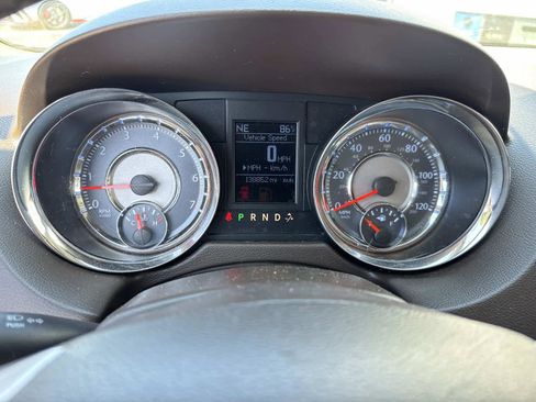 Used 2016 Chrysler Town & Country Touring image 31