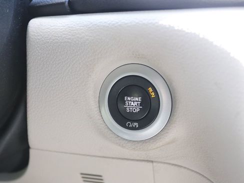 Used 2020 Chrysler Pacifica Limited FWD image 35