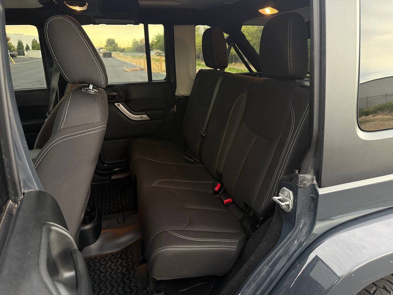 Used 2018 Jeep Wrangler Unlimited Sahara w/ Connectivity Group AWD/4WD image 29