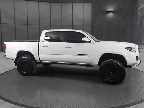 Used 2021 Toyota Tacoma SR5 AWD/4WD image 4