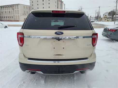 Used 2018 Ford Explorer XLT w/ Equipment Group 202A image 8