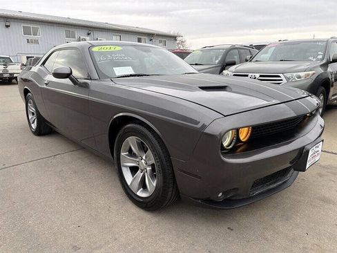 Used 2017 Dodge Challenger SXT image 7