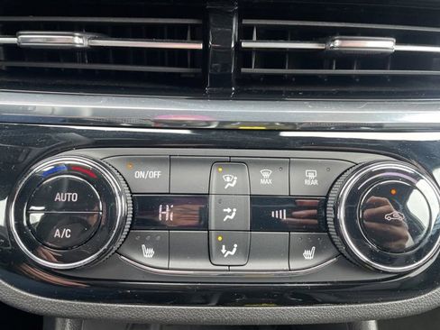 Used 2025 Buick Envista Sport Touring image 24