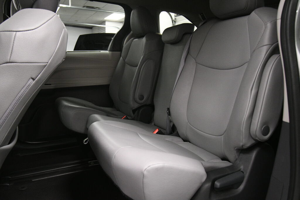 Certified 2024 Toyota Sienna XLE FWD image 21