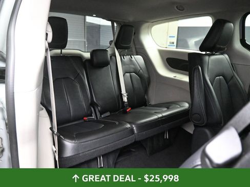Used 2024 Chrysler Pacifica Limited FWD image 24