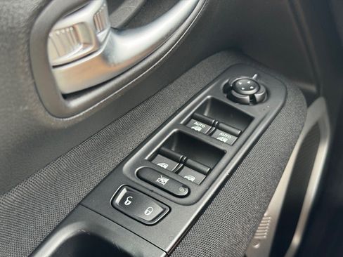 Used 2020 Jeep Renegade Sport w/ Sport Appearance Group image 17