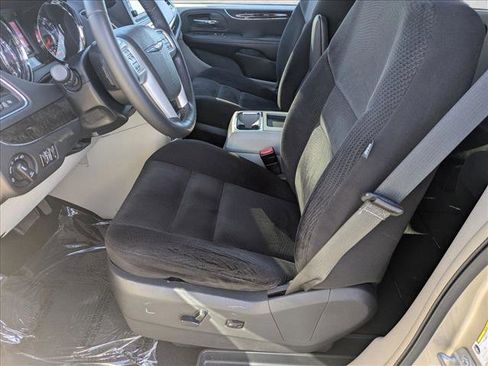 Used 2014 Chrysler Town & Country Touring image 16