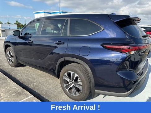 Used 2024 Toyota Highlander XLE FWD image 16