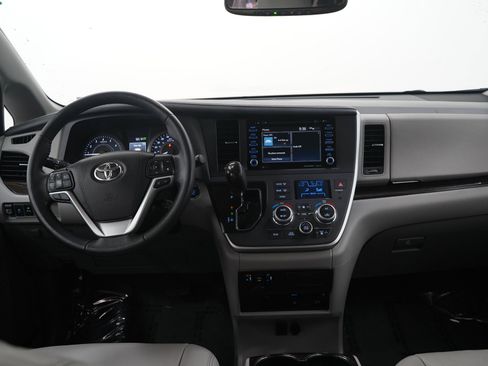 Used 2020 Toyota Sienna XLE Premium w/ Carpet Mat Package FWD image 18