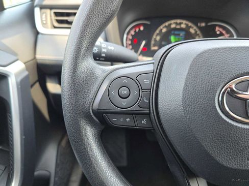 Used 2025 Toyota RAV4 LE FWD image 31