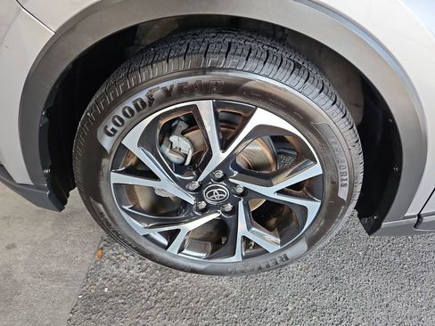 Used 2020 Toyota C-HR XLE FWD image 29