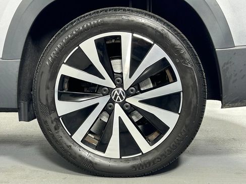 Used 2022 Volkswagen Taos SE w/ Panoramic Sunroof Package AWD/4WD image 36