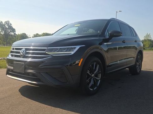 Used 2022 Volkswagen Tiguan SE AWD/4WD image 2